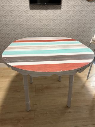 Mesa redonda de madera pino restaurada con cristal