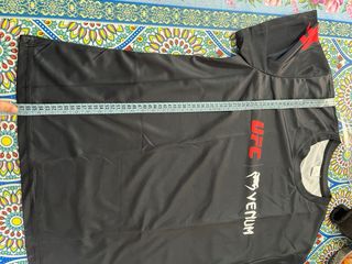 Camiseta venum negra de tela trasporable