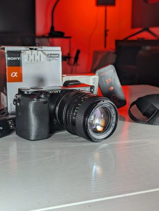 Camara Sony Alpha A6000 + Objetivo Canon FD 50mm