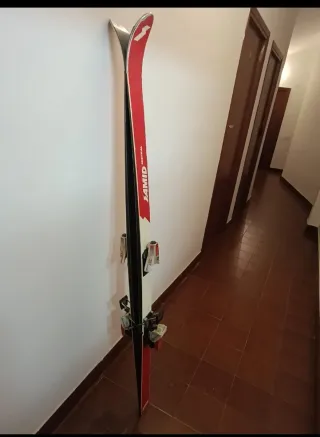 Esquís vintage para decoración de estancia juvenil