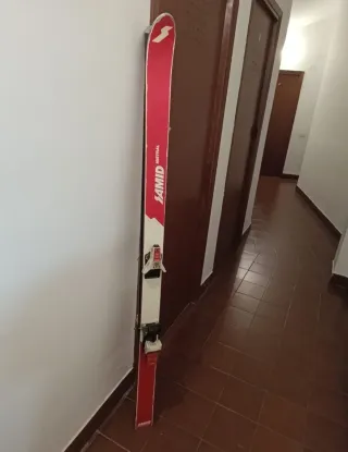 Esquís vintage para decoración de estancia juvenil