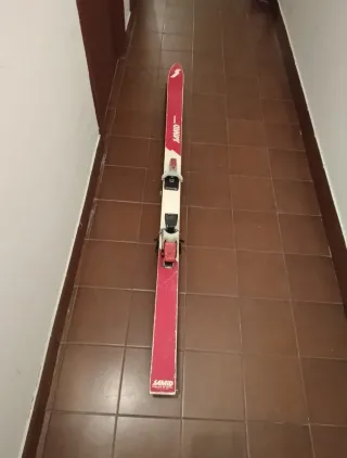 Esquís vintage para decoración de estancia juvenil