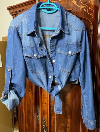 Blusa vaquera, con nudo ombliguero y mangas recog