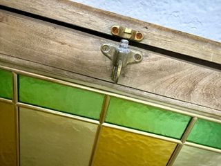 Ventana antigua madera con vidrio decorativo