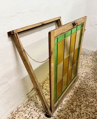 Ventana antigua madera con vidrio decorativo