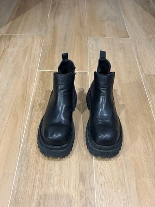 Botas Chelsea negras con pequeña plataforma