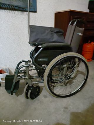 Silla de ruedas plegable.