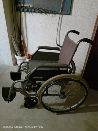 Silla de ruedas plegable.