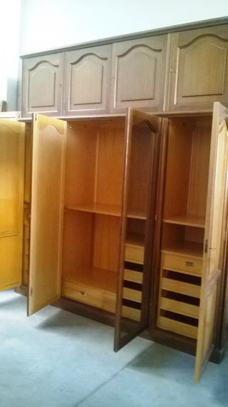 Magnífico armario, gran capacidad dos pisos.Madera