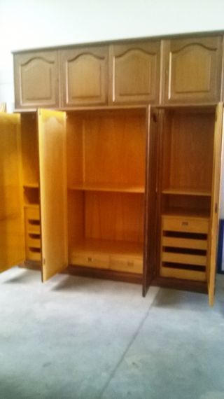 Magnífico armario, gran capacidad dos pisos.Madera