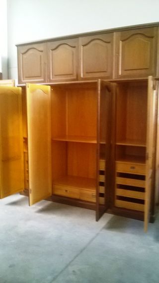 Magnífico armario, gran capacidad dos pisos.Madera