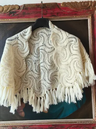Bellissimo scialle o mantella fatto a mano vintage