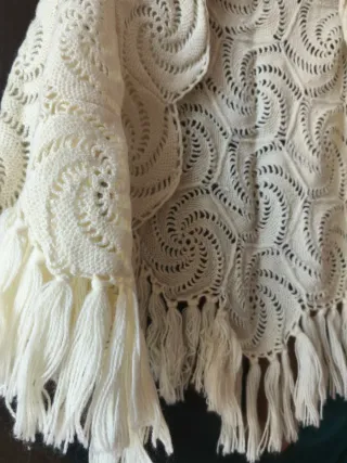 Bellissimo scialle o mantella fatto a mano vintage