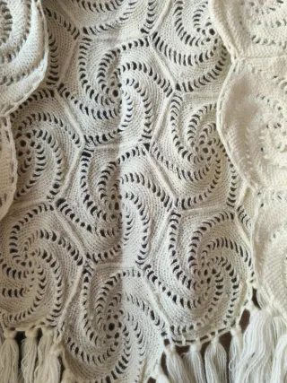 Bellissimo scialle o mantella fatto a mano vintage