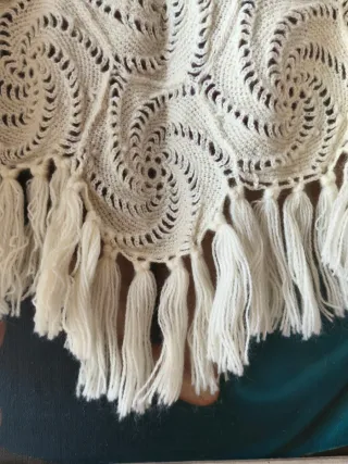 Bellissimo scialle o mantella fatto a mano vintage