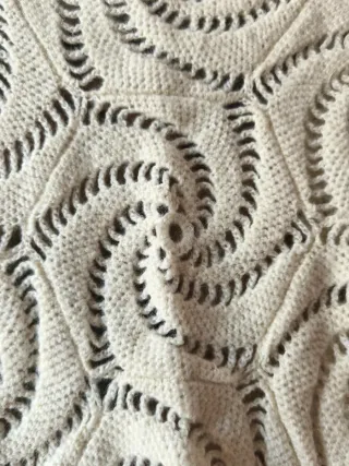 Bellissimo scialle o mantella fatto a mano vintage