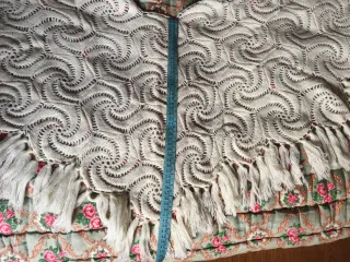 Bellissimo scialle o mantella fatto a mano vintage