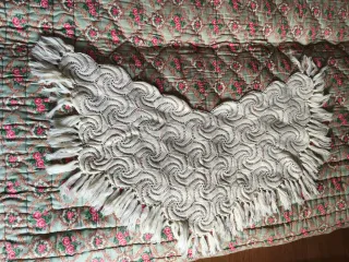 Bellissimo scialle o mantella fatto a mano vintage