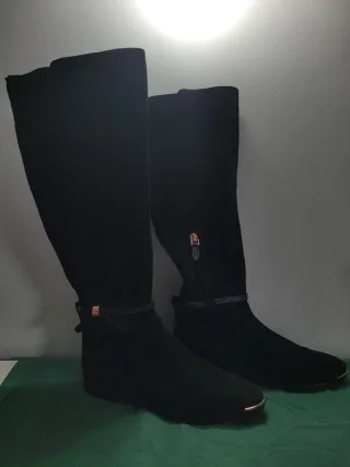 Botas da Ted Baker, veludo, e cano alto rasas