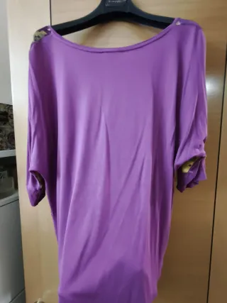 Top Trucco morado y estampado pixelado.