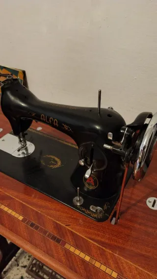 Maquina de coser antigua.