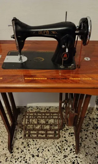 Maquina de coser antigua.