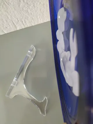 Piatto decorativo Adamo con piedistallo blu