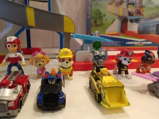 Patrulla Canina torre con vehículos y figuras.