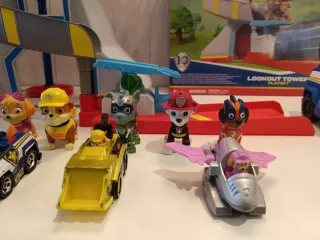 Patrulla Canina torre con vehículos y figuras.