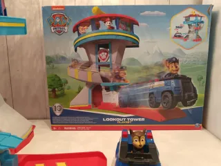 Patrulla Canina torre con vehículos y figuras.