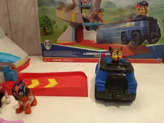 Patrulla Canina torre con vehículos y figuras.