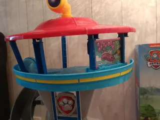 Patrulla Canina torre con vehículos y figuras.