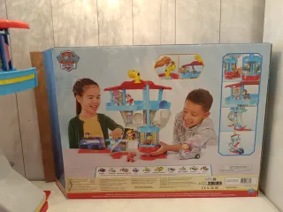 Patrulla Canina torre con vehículos y figuras.