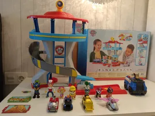 Patrulla Canina torre con vehículos y figuras.