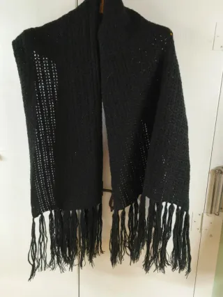scialle o sciarpa nera tricot con frange