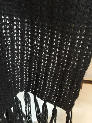 scialle o sciarpa nera tricot con frange