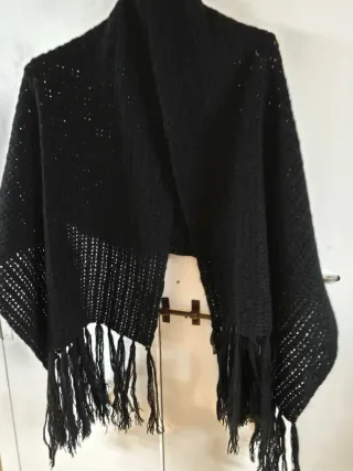 scialle o sciarpa nera tricot con frange