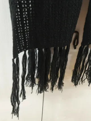 scialle o sciarpa nera tricot con frange