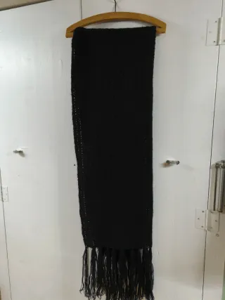 scialle o sciarpa nera tricot con frange