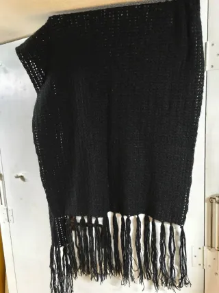 scialle o sciarpa nera tricot con frange