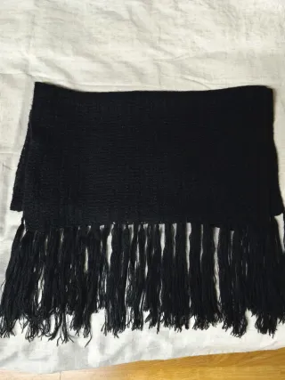 scialle o sciarpa nera tricot con frange