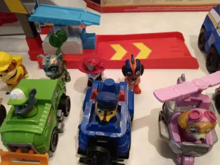 Patrulla Canina torre con vehículos y figuras