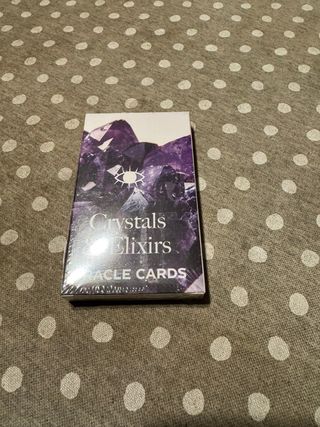Oraculo de cristales y esencias, en ingles.