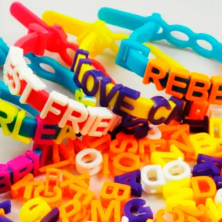 Doce pulseras de letras para niñ@s son doce