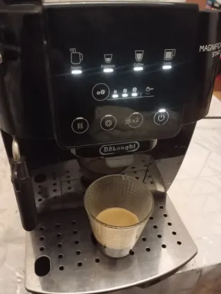 Cafetera Delonghi magnífica start