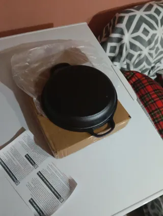 Olla hierro de 22 cm en su caja