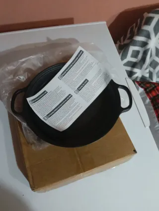 Olla hierro de 22 cm en su caja