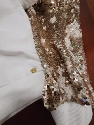 Vestido GUS branco, com mangas e lantejoulas