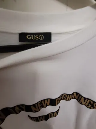 Vestido GUS branco, com mangas e lantejoulas