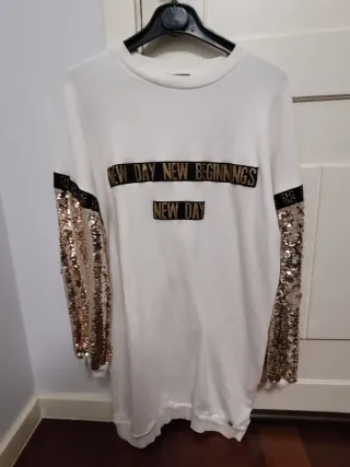 Vestido GUS branco, com mangas e lantejoulas